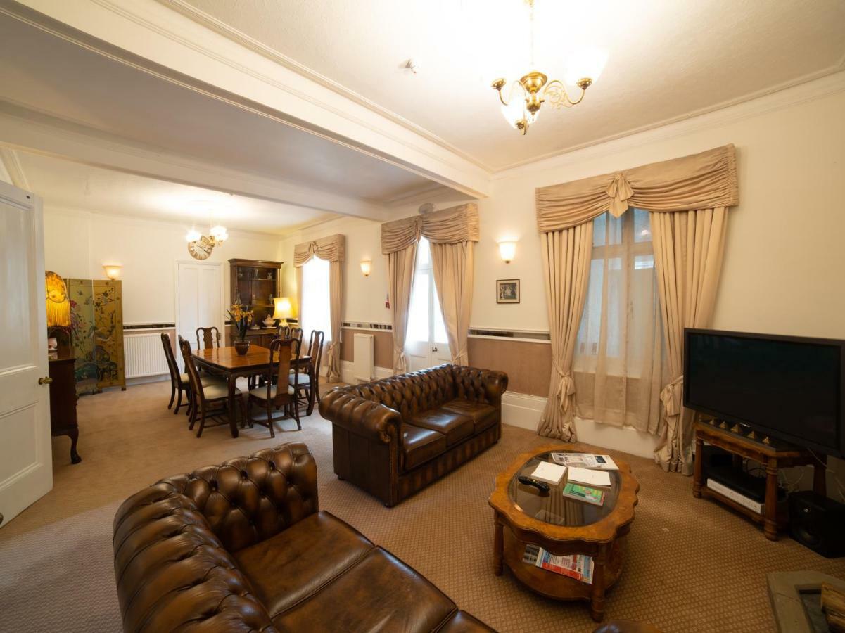Fines Bayliwick Hotel Bracknell Ngoại thất bức ảnh