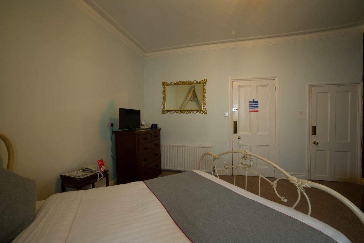 Fines Bayliwick Hotel Bracknell Ngoại thất bức ảnh