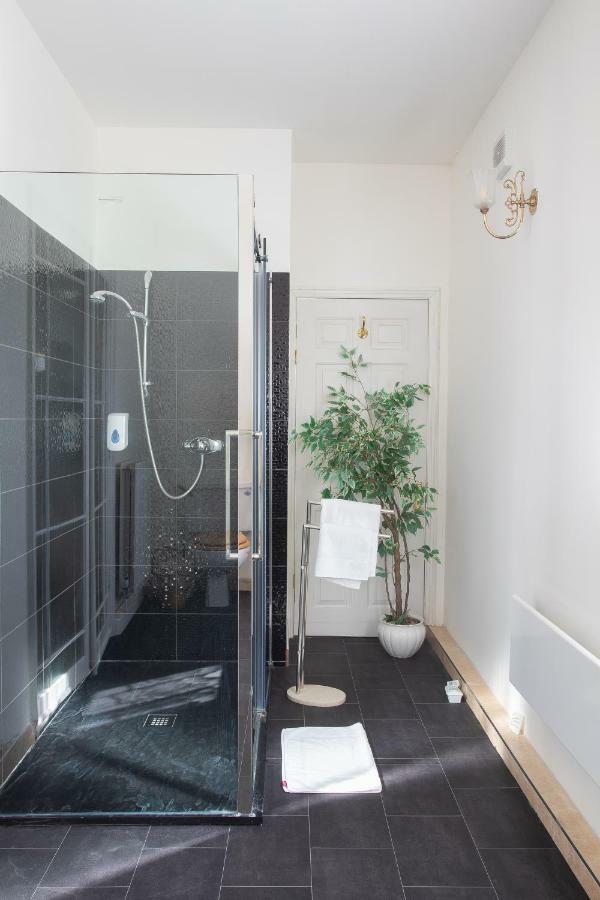 Fines Bayliwick Hotel Bracknell Ngoại thất bức ảnh