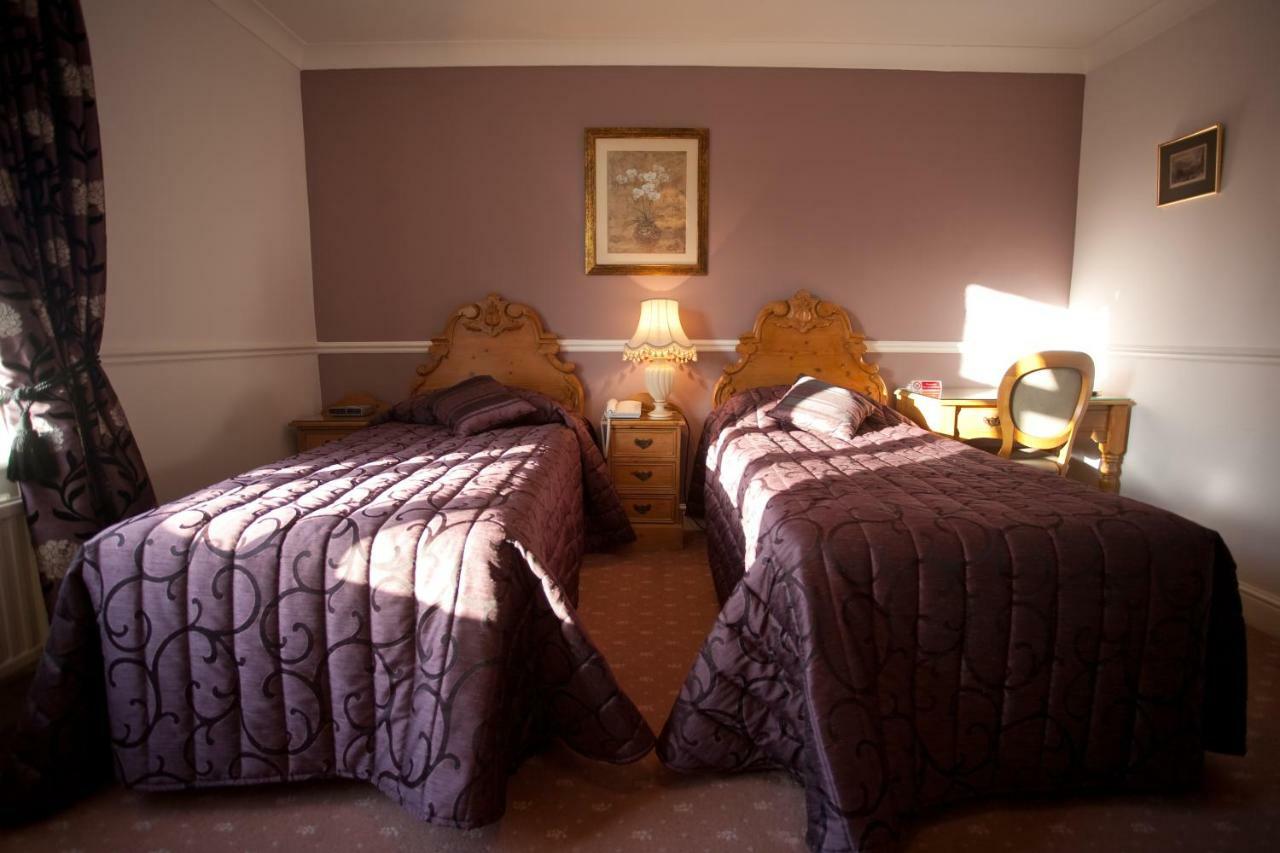 Fines Bayliwick Hotel Bracknell Ngoại thất bức ảnh